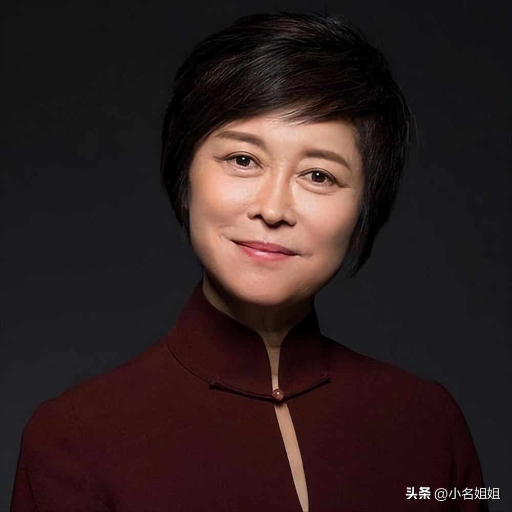你们发现没？
敬一丹最大的特点，
不是主持功底好，而是她长了一张自带亲和力的脸。