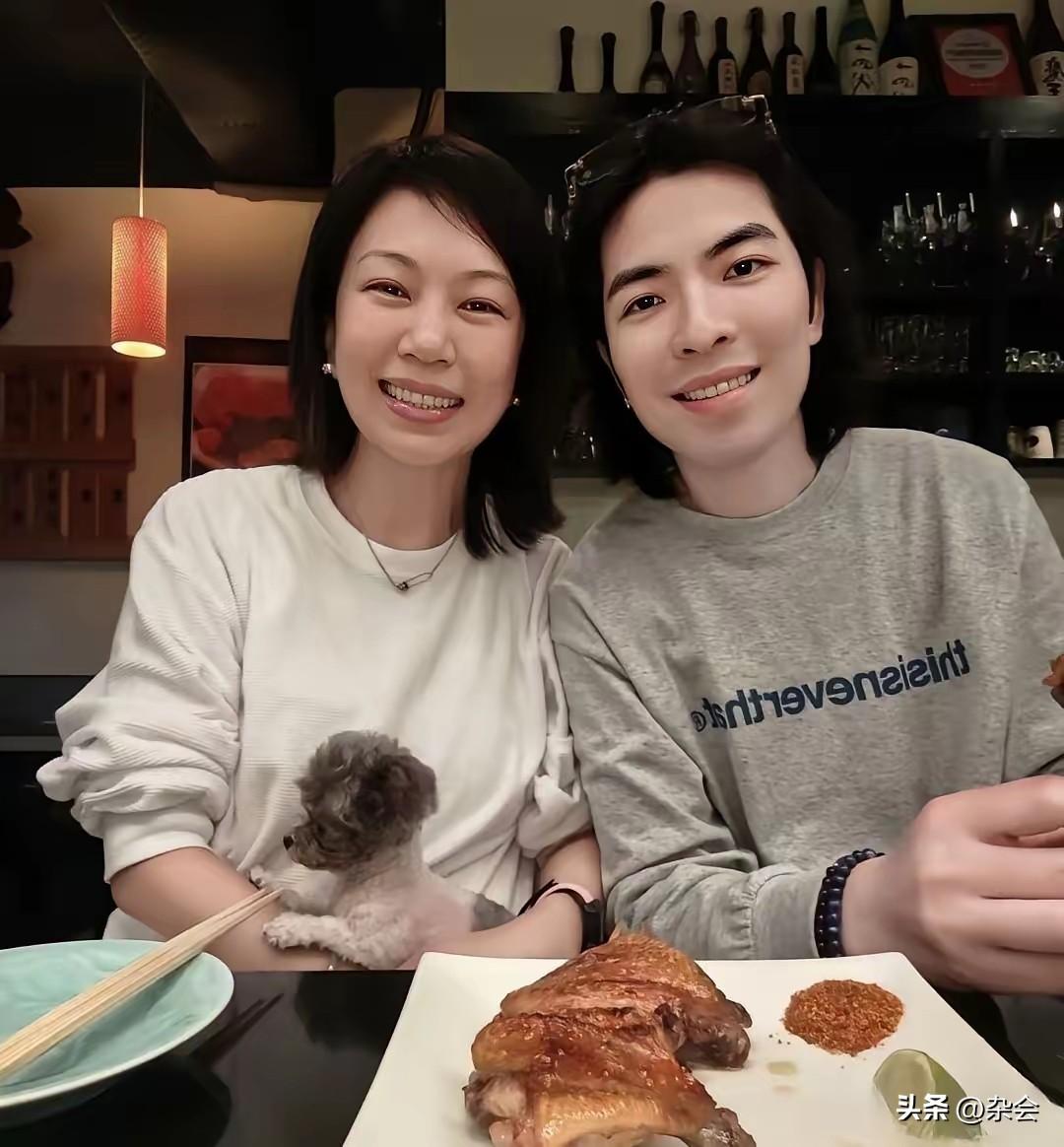 爱到深处自然像。
看着萧敬腾和林有慧的合影，才明白什么叫“相由心生”。
一起走过