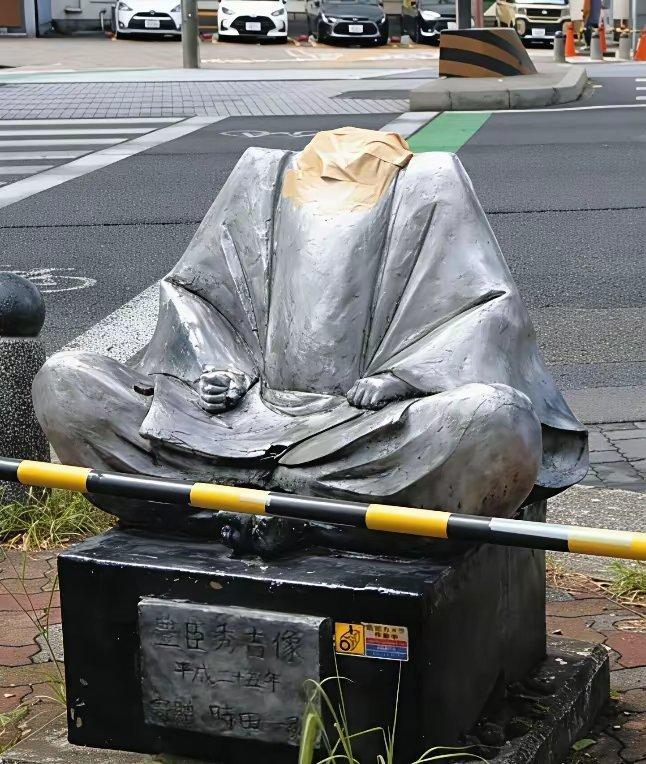 日本军国主义启蒙者丰臣秀吉雕塑被“斩首”，而且是被一名日本警察和一名市民先后接力