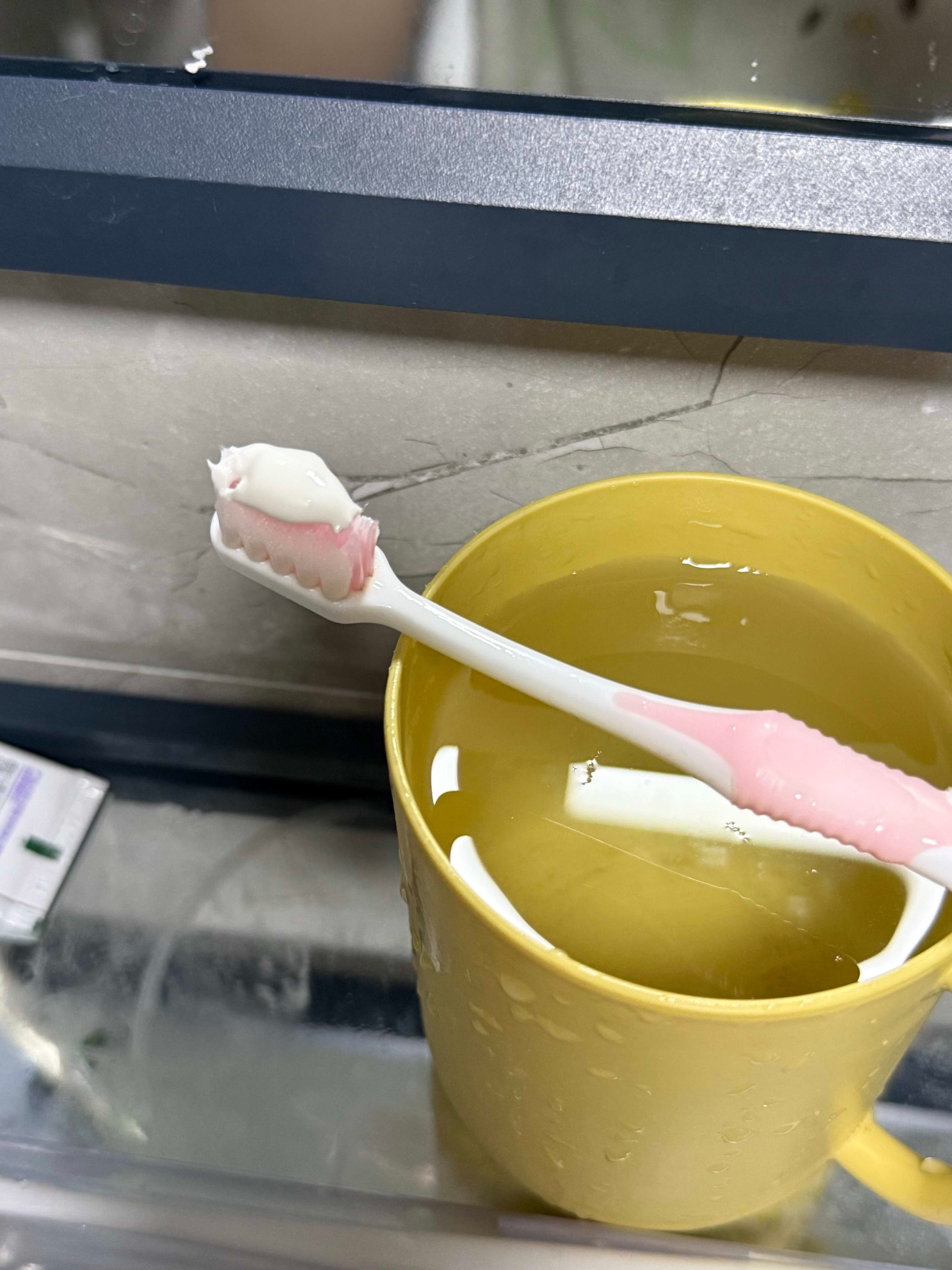 晚上挤好牙膏，明天起床上班多睡两秒钟上过班的人都知道这意味着什么吧 