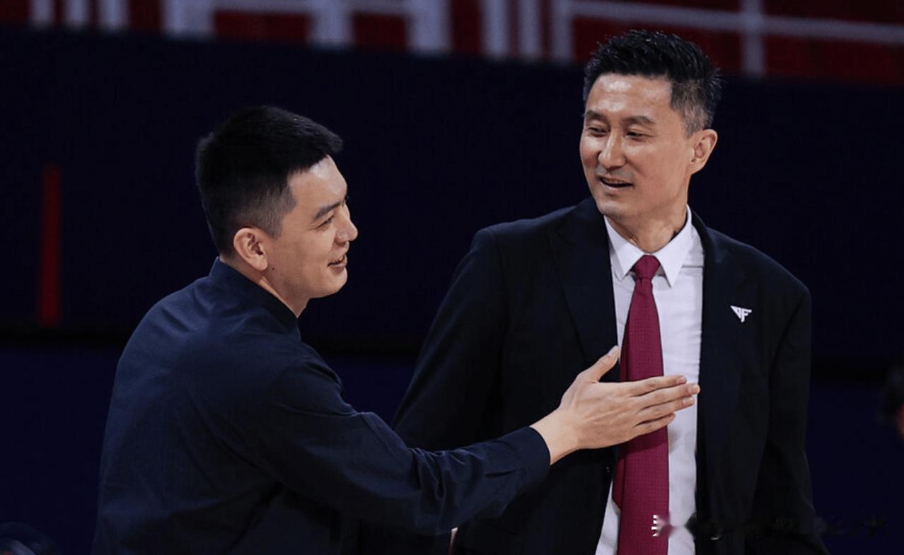 警惕杜锋赛前给投喂“糖衣炮弹”！在辽宁沈阳，杜锋在辽粤大战前先后对杨鸣和辽宁队展