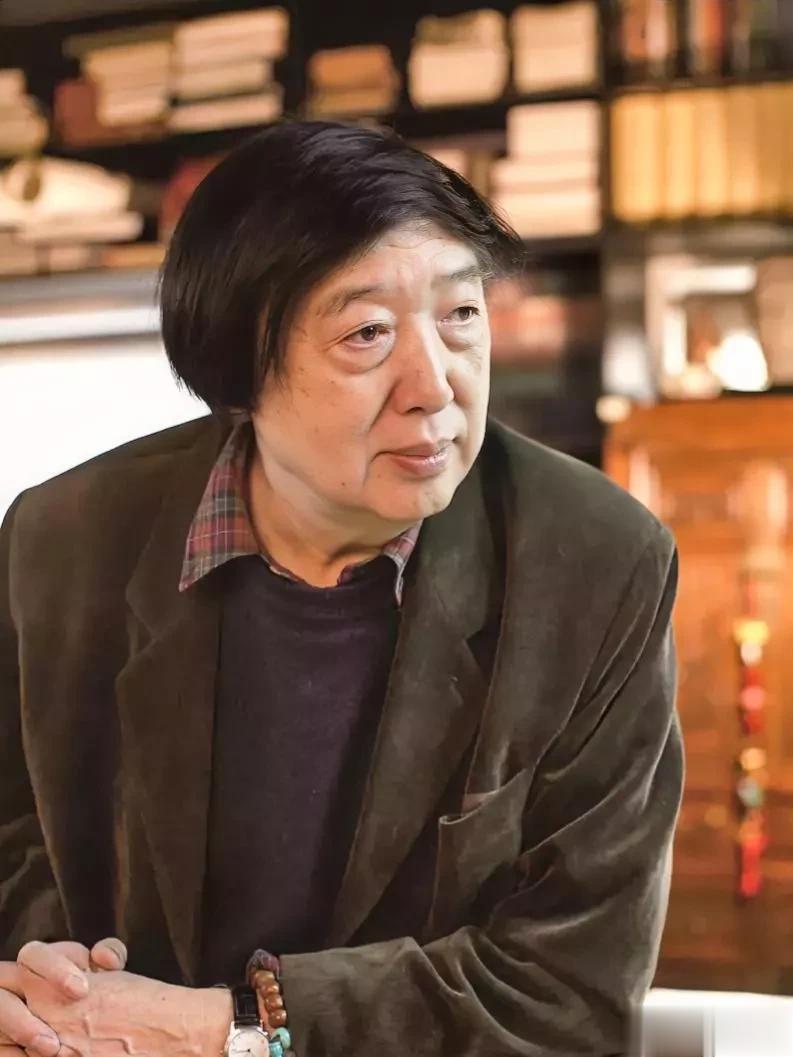 文革时期，有一对夫妇被五花大绑。

身上捆满了炸药。

造反派和革命群众让夫妇的