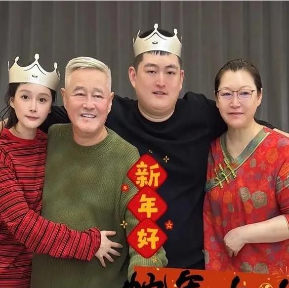 连夜冲上热搜！69岁赵本山藏了这么久，女婿身份终于瞒不住了。6月22日，69岁的
