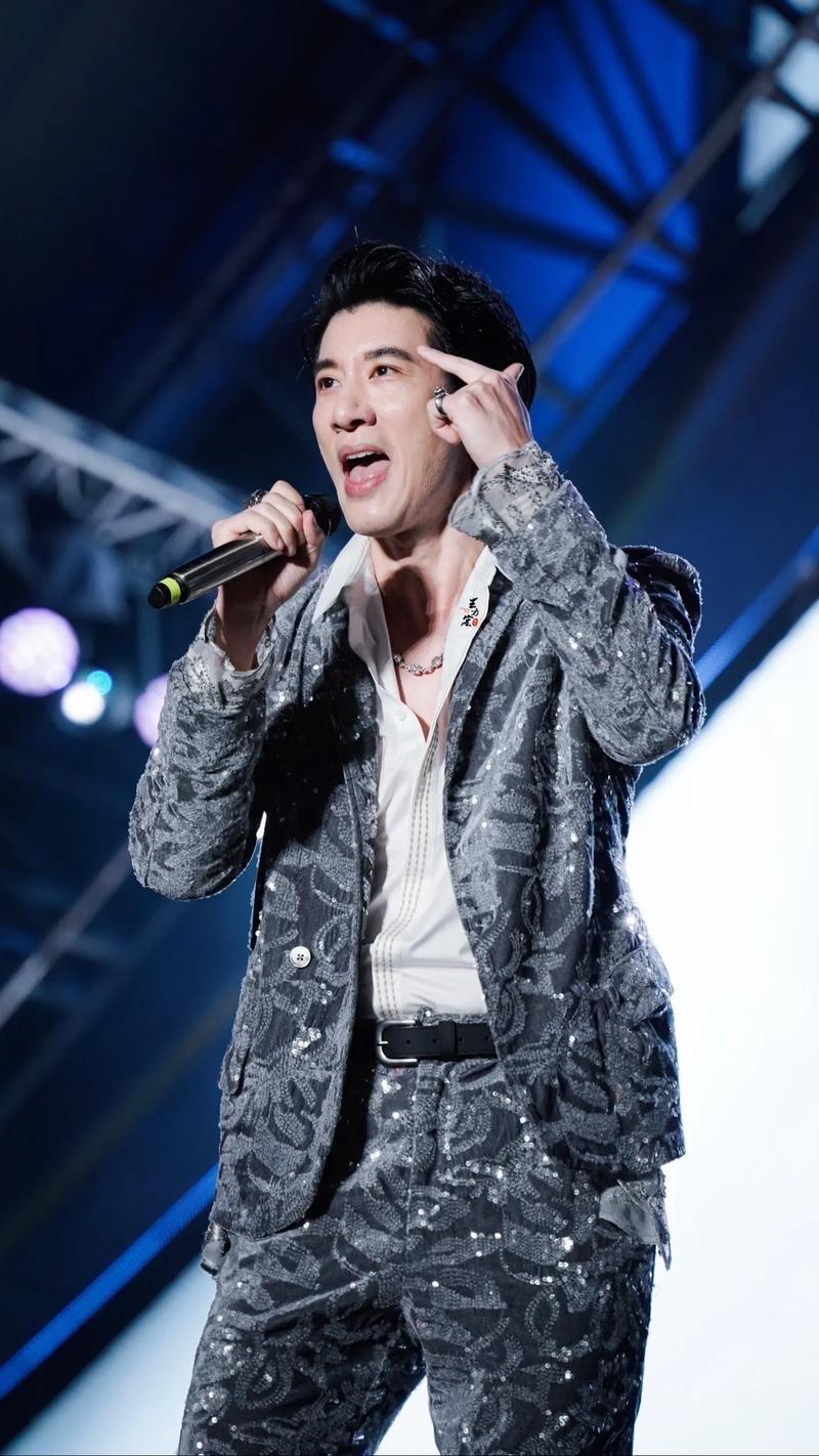 现在全网最闹心的得是王力宏前妻李静蕾了，和王力宏过了8年，连生3个孩子，离婚时说