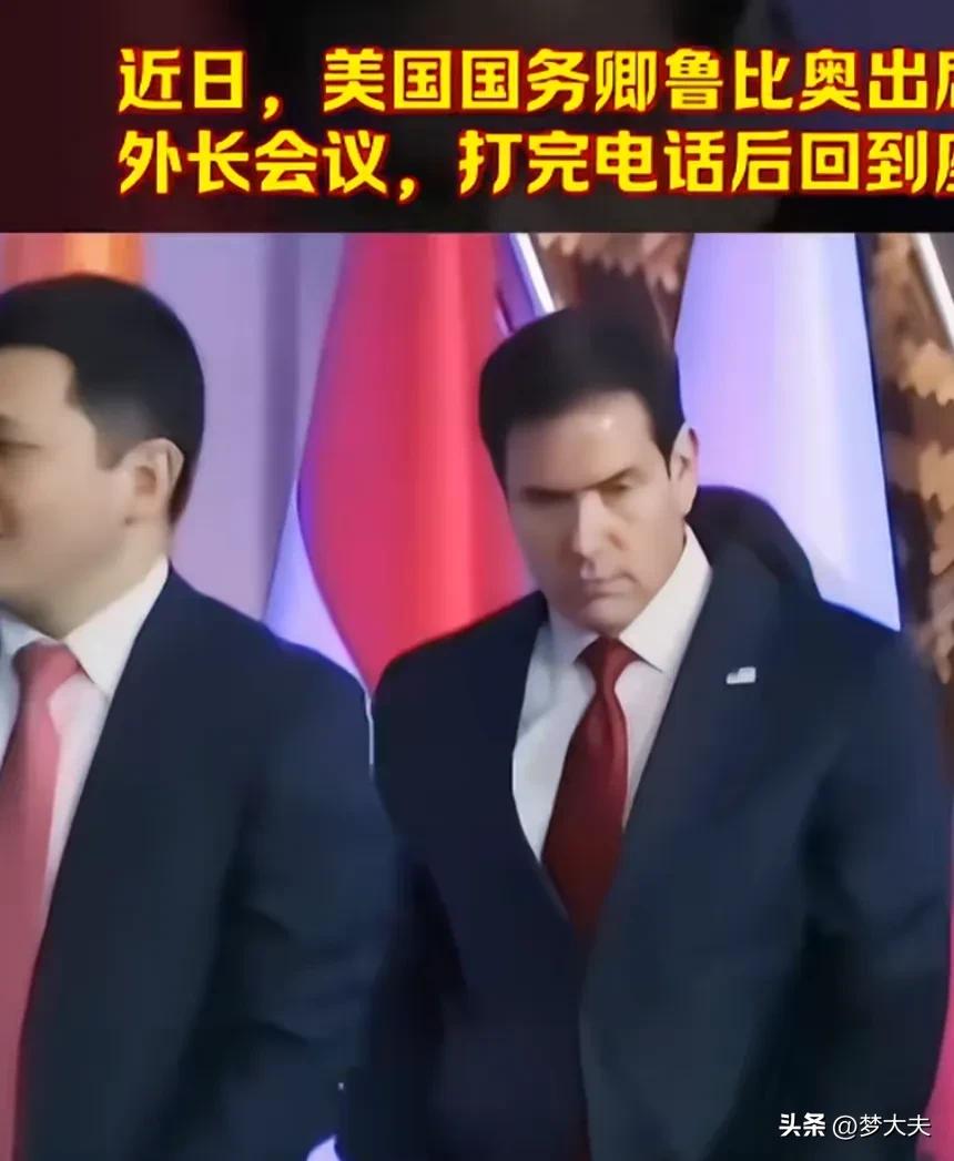 老乡在地里干活，一会汗流浃背，衣服湿透。这几天热的厉害，稍稍活动，背就湿透了。就