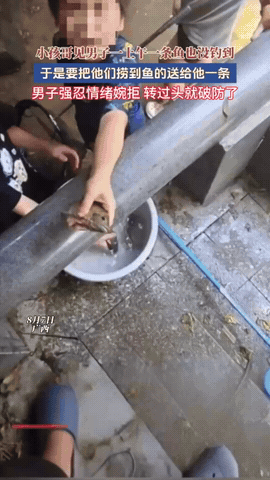 广西一河边，一名男子专心钓鱼一整天，全程空军一无所获，正要落寞离场时，被一群捞鱼
