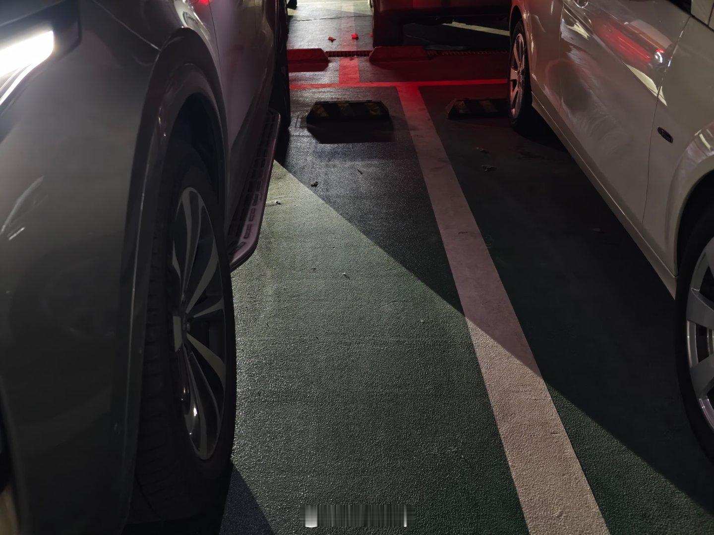 理想车主日常靠柱子停歪系列继续。理想汽车理想ONE