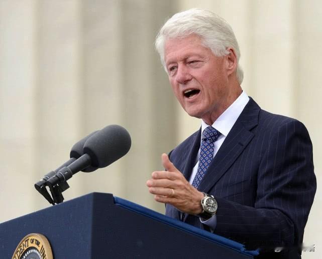 忍无可忍的克林顿愤怒了，他指责司法部在公布相关爱泼斯坦案资料和图片时，采取选择性