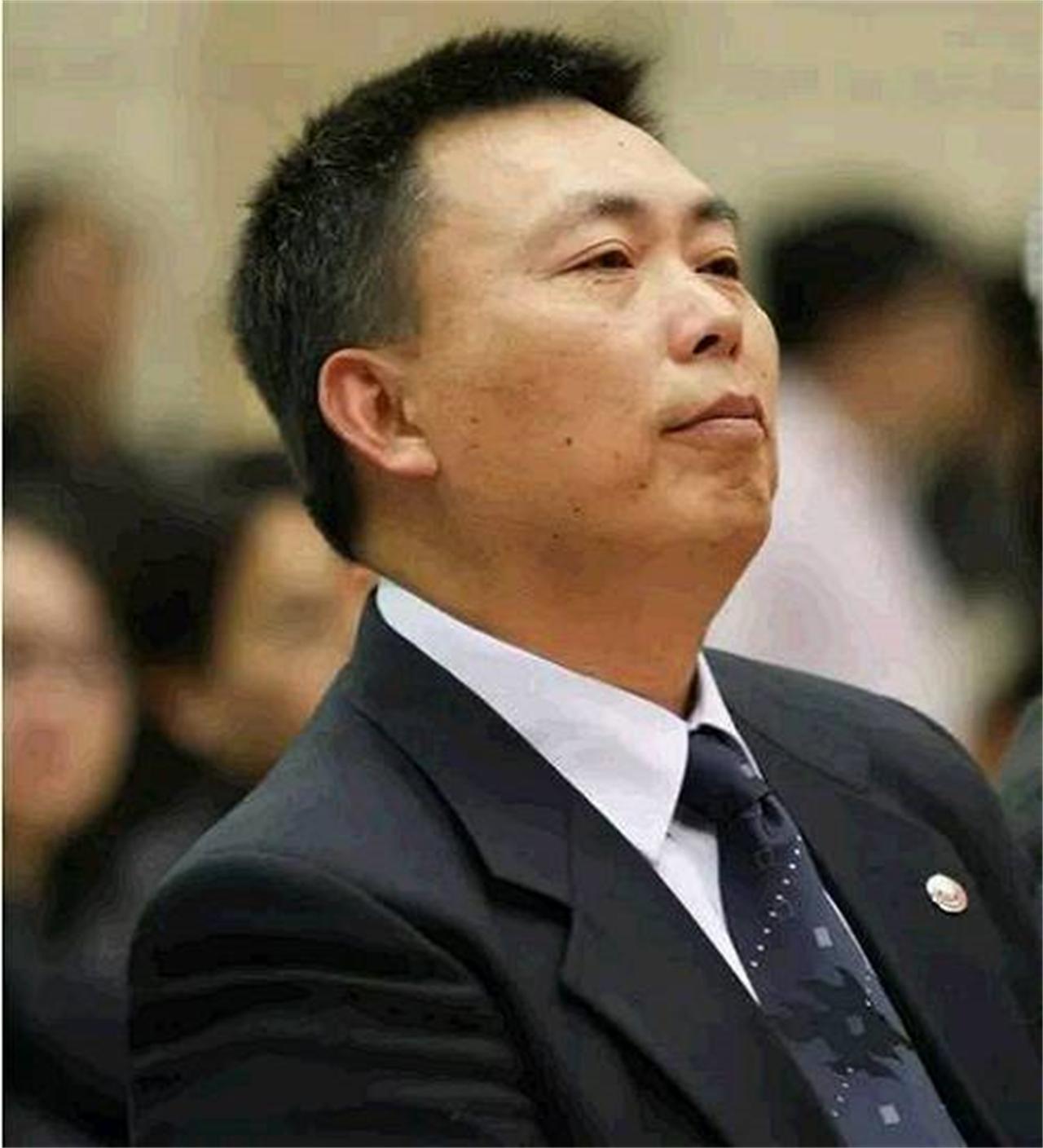 1995年8月28日，段永平突然宣布要离开小霸王，老板陈健仁笑着给他办了欢送酒会