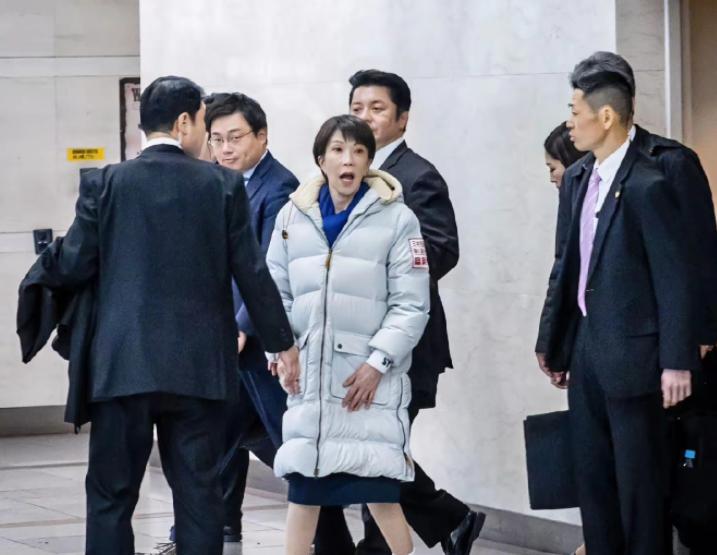 日本政府无语了，他们的首相在关键时刻居然伤退了。

在见完英国首相斯塔默之后，日