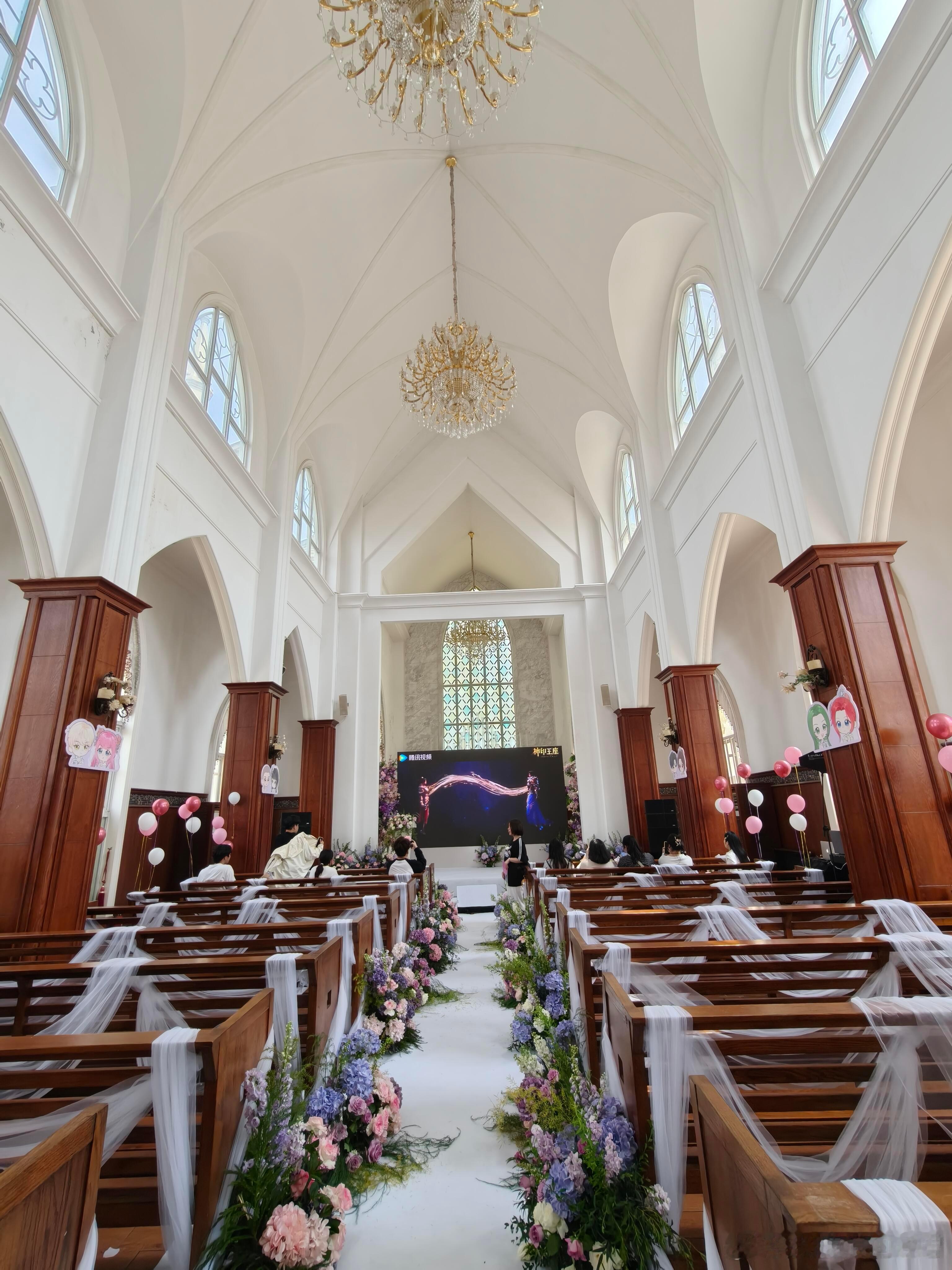 神印王座国漫最夯线下婚礼不是华丽场景打动人，是藏在细节里的真心啊！现场每处布置都