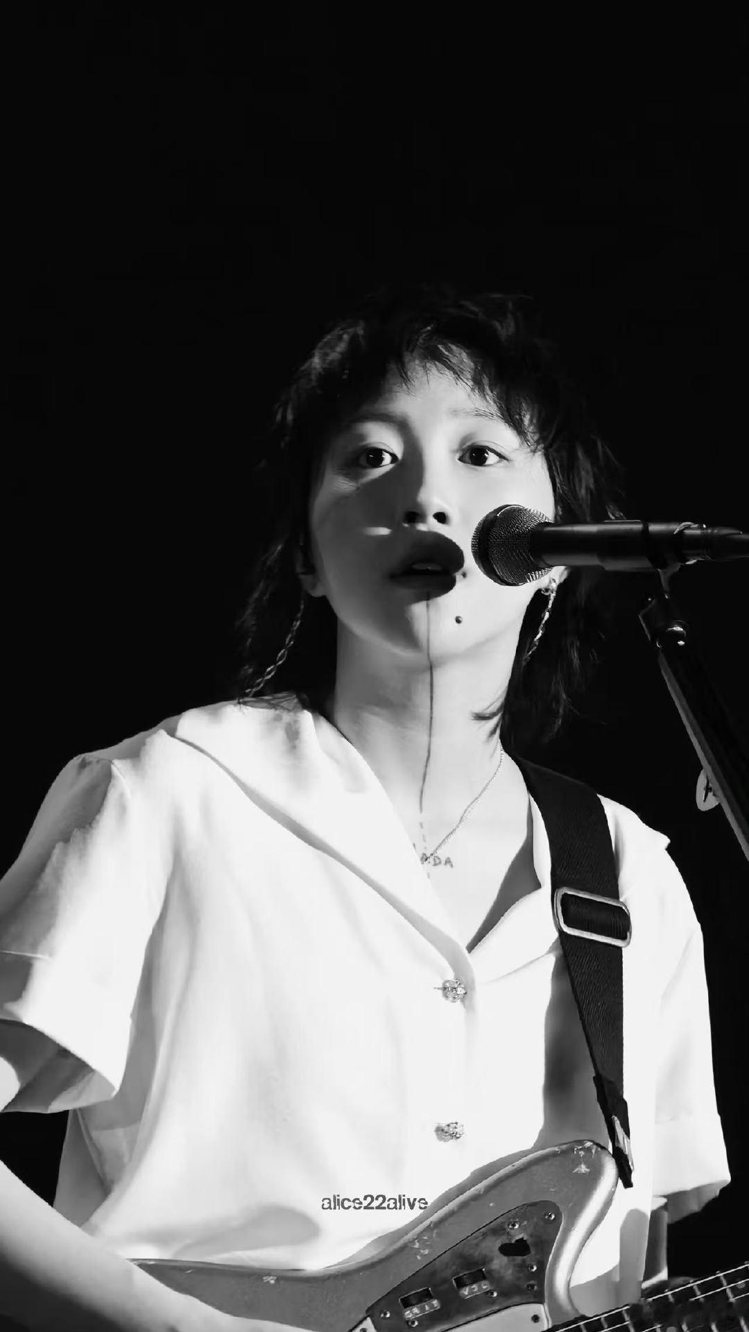 窦靖童妹妹头歌手2026风格大反转！窦靖童剪妹妹头亮相歌手彩排，乖巧模样刷新大众
