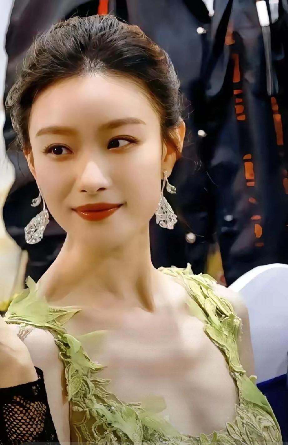 37岁倪妮豪宅家宴曝光！满屋闺蜜不见异性，活成真正的豪门
 
    37岁倪妮