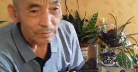 1992年，武汉街头一位摊贩捡到2个女婴，他终生未娶，二十年后，小女儿读大学、大