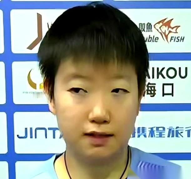 话筒递到孙颖莎面前，刚赢了球，连下两城。
记者问她，歇了一个多月，养伤，恢复，现