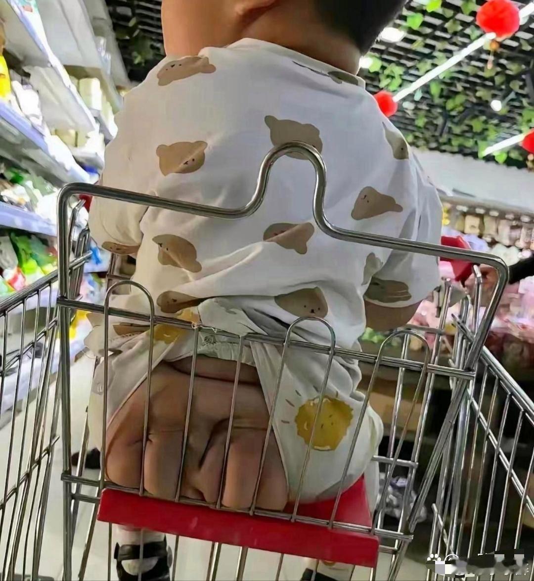 某网友：我路过超市，正在挑选水果，一抬头看到这一幕，大家快猜猜这是什么？一个人类