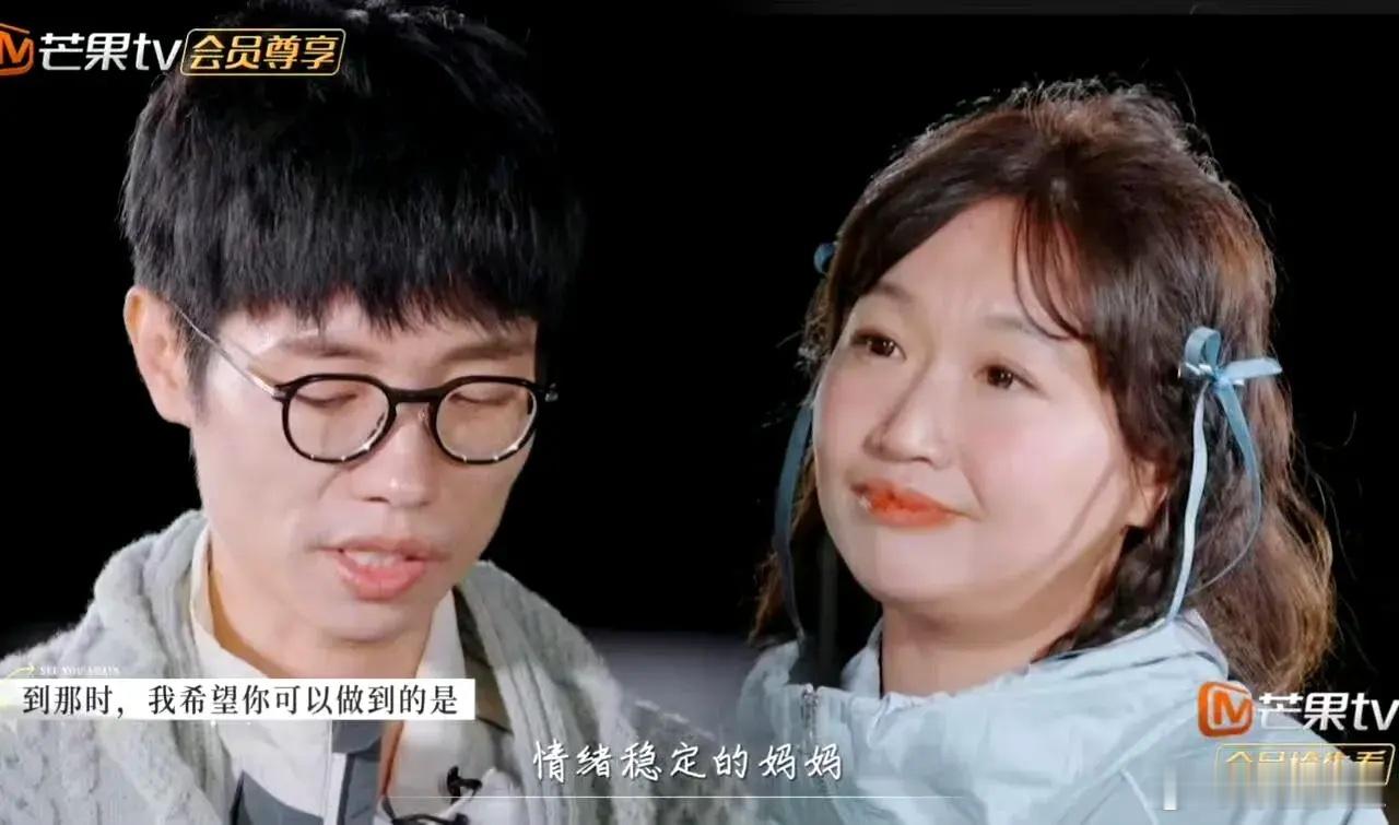 《再见爱人》麦琳戴这个蓝色发夹有点可爱是怎么回事，节目组加滤镜吗，皮肤很白脸红扑