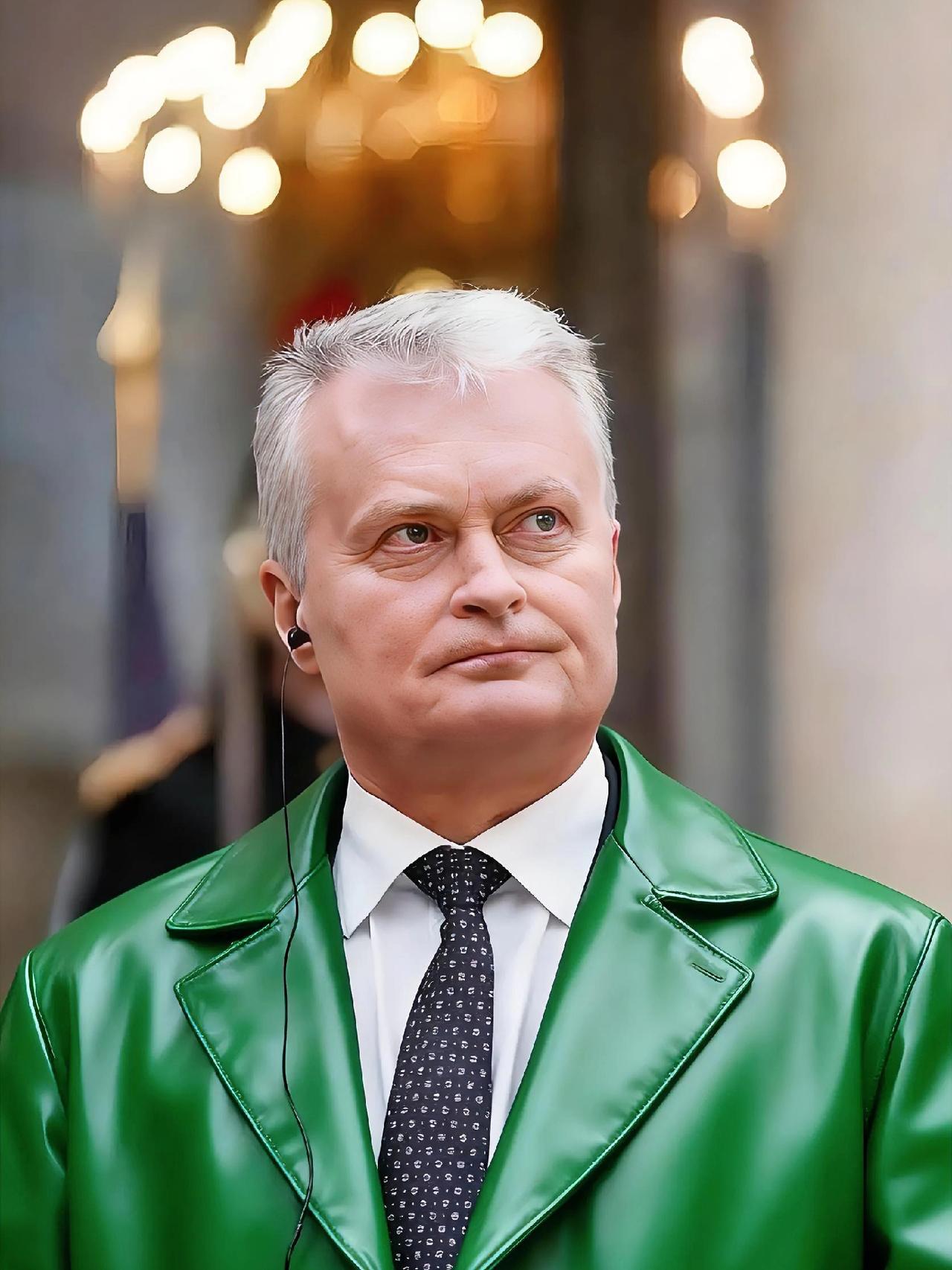 看了立陶宛总统瑙塞达最新的发言，真觉得荒诞至极。

一边喊着跟东方大国关系降至冰