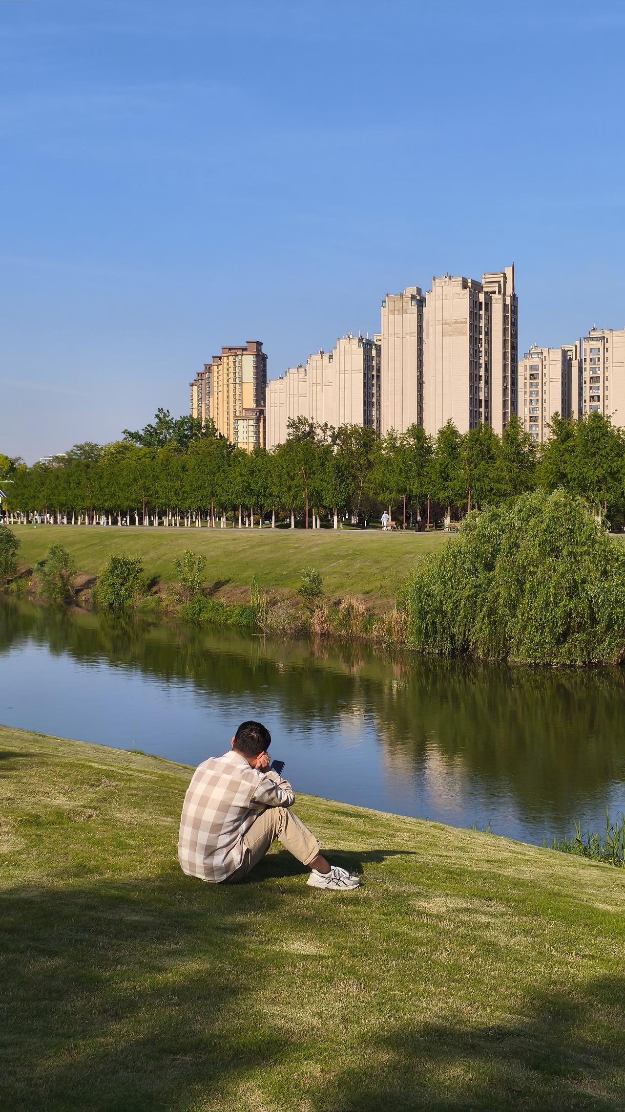 我打算找个风景好的地方，比如公园或者郊外。在草地上躺一躺，感受阳光洒在身上的温暖