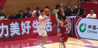 哈哈哈哈哈，裁判还是收点神通吧，吹得浙江队都不会正常防守了。刘泽一这一防都差成啥
