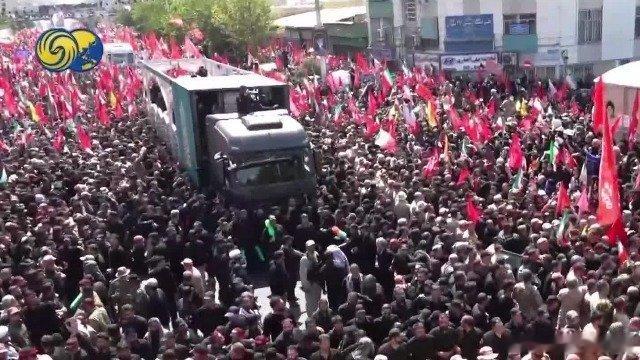 凤凰新闻【最高领袖穆杰塔巴，被传现身哈梅内伊送葬人群】“我们失去了一个父亲”，伊