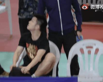 樊振东[超话]  樊振东  【考古】被拍一下会摇头晃脑的转一圈再回过头跟王主说话