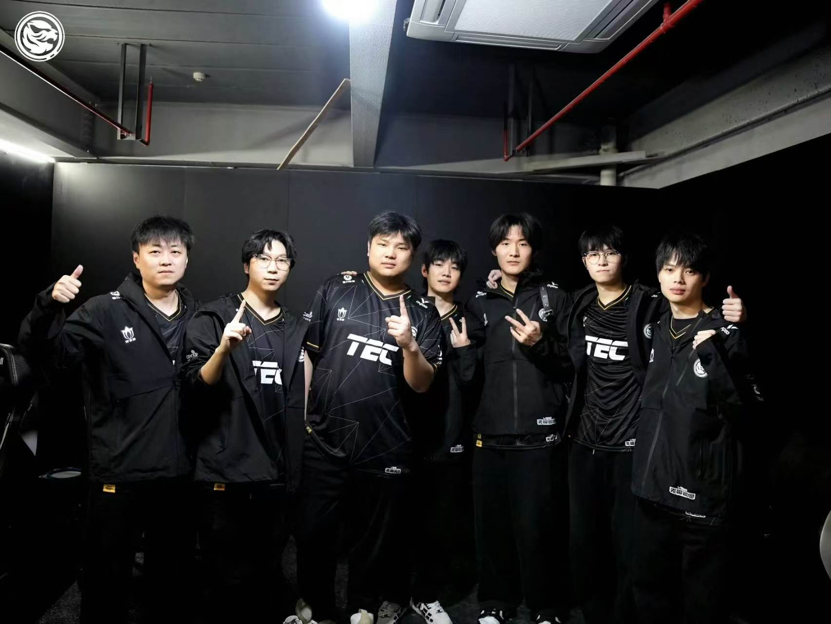 TEC击败BLG后官方晒出全队合照：胜利合影