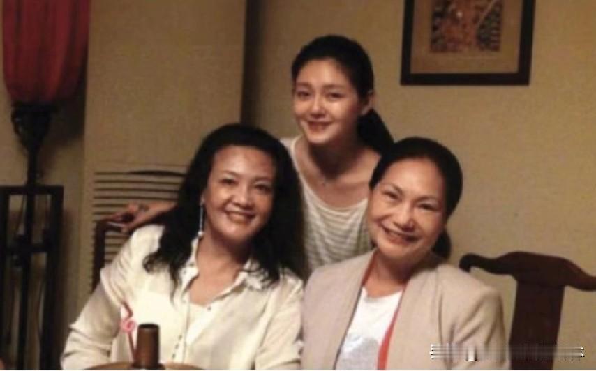 在最近的娱乐新闻中，大S的母亲（S妈）公开指责汪小菲拖欠大S巨额债务。据报道，汪