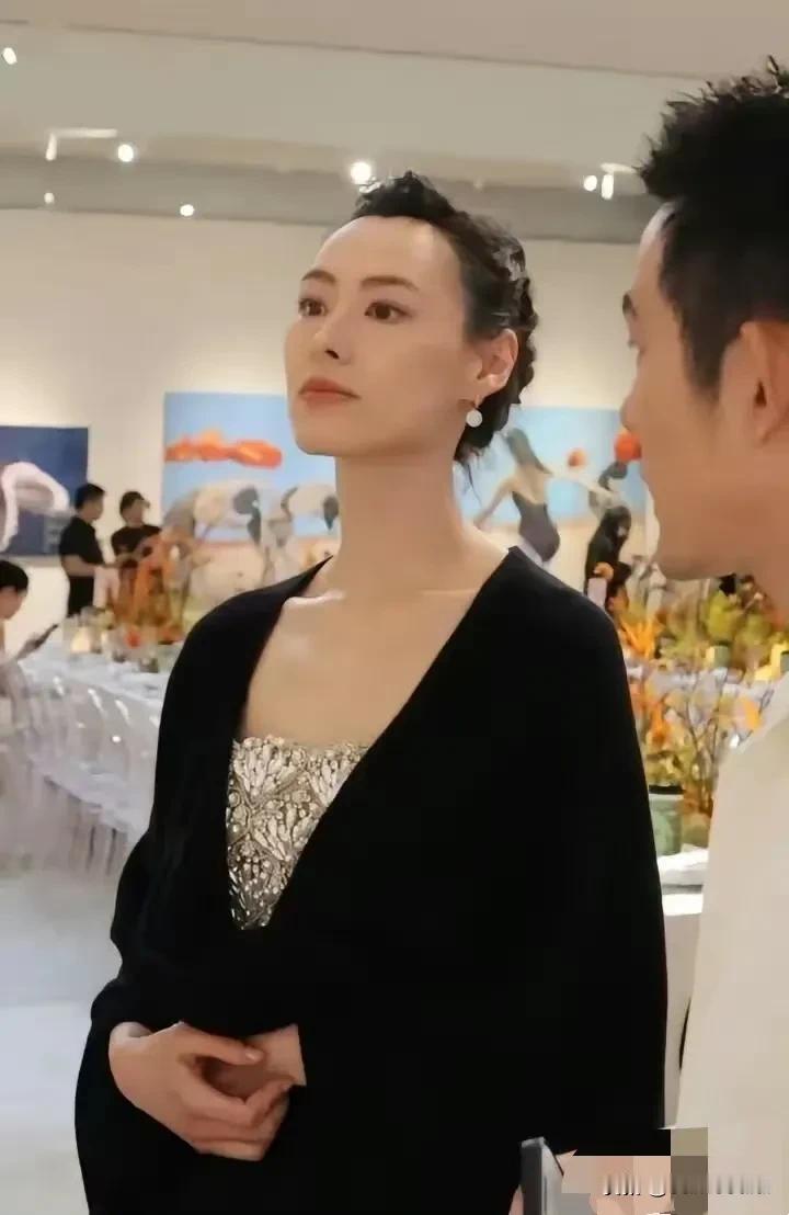 36岁坐拥亿万资产，3栋豪宅，3个儿子。
走出半生，归来才36岁。
梁洛施如果不