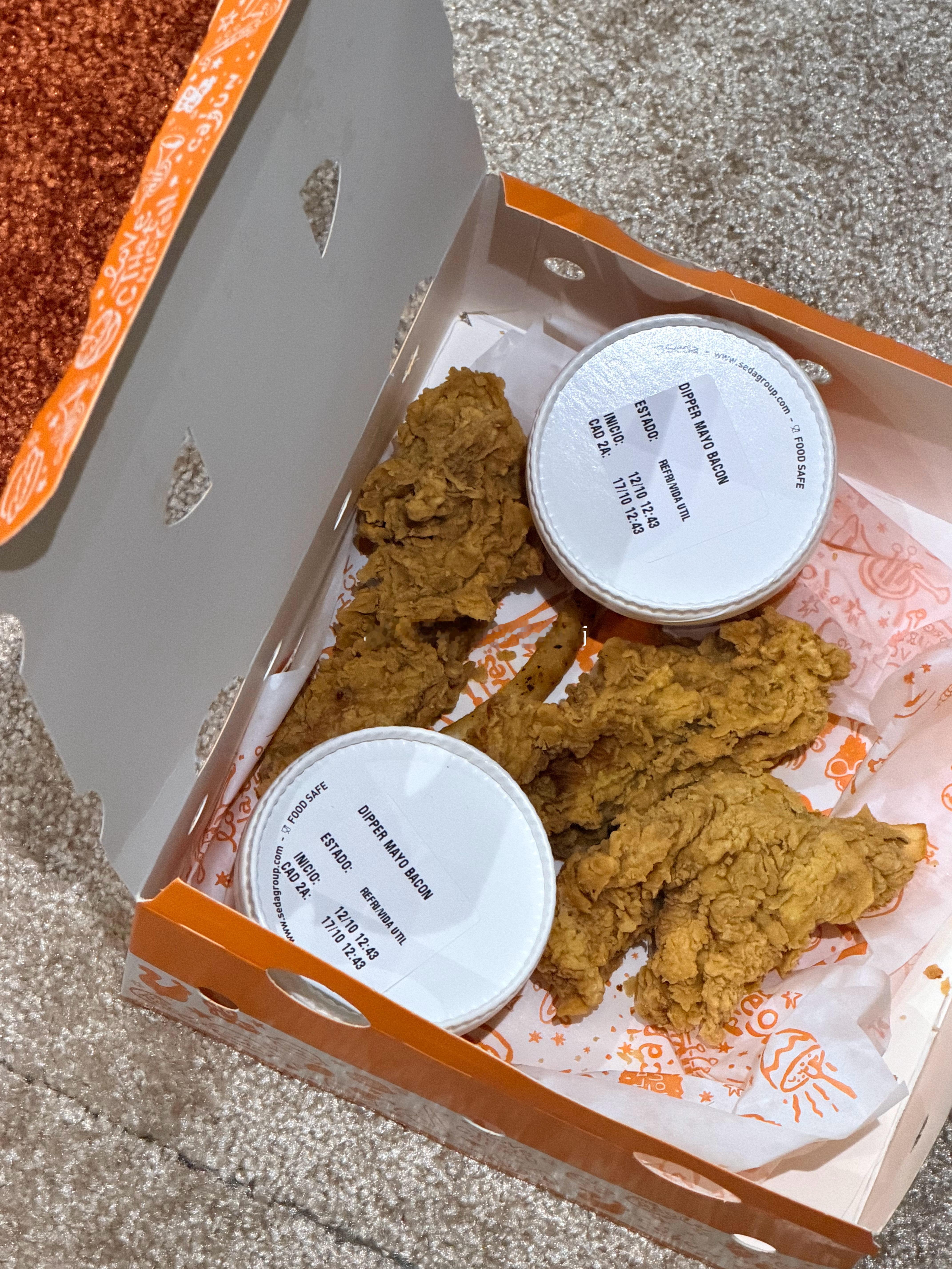 这些人太能吃了我不舒服没做饭队友出门买了一套十几根大的鸡柳俩孩子吃超多 ​​​