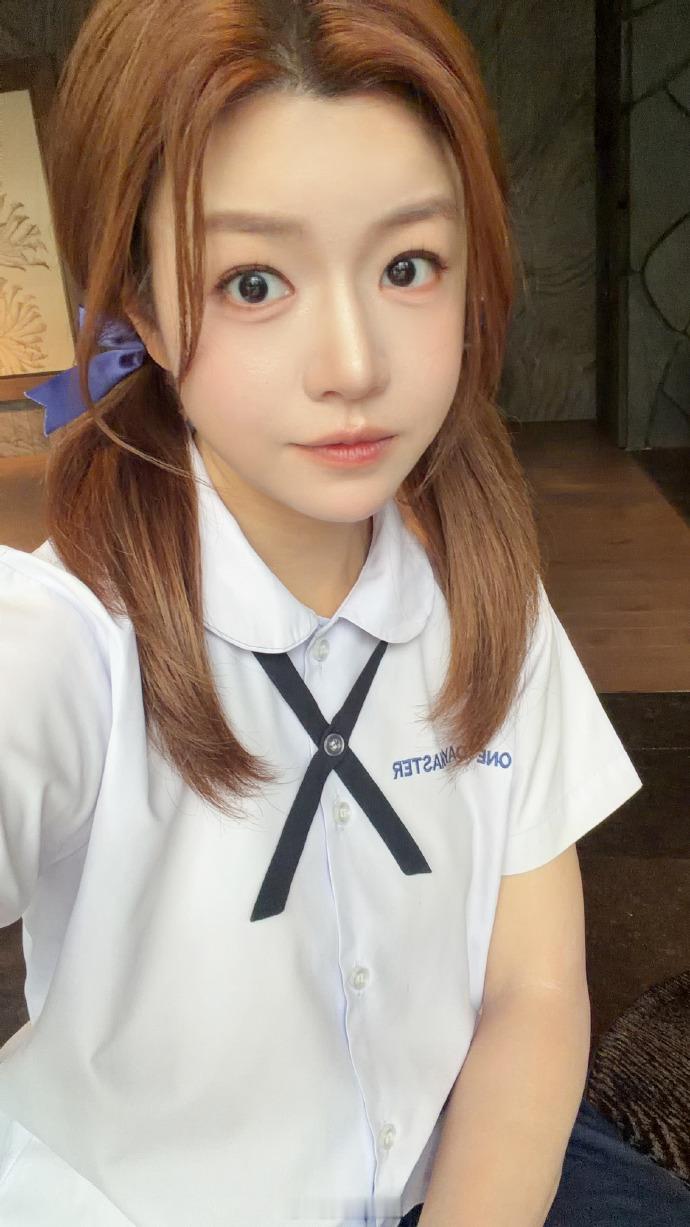 陈妍希怼脸六连拍陈妍希43岁逆成长了 一套怼脸六连拍圈粉无数，光影下皮肤通透有光