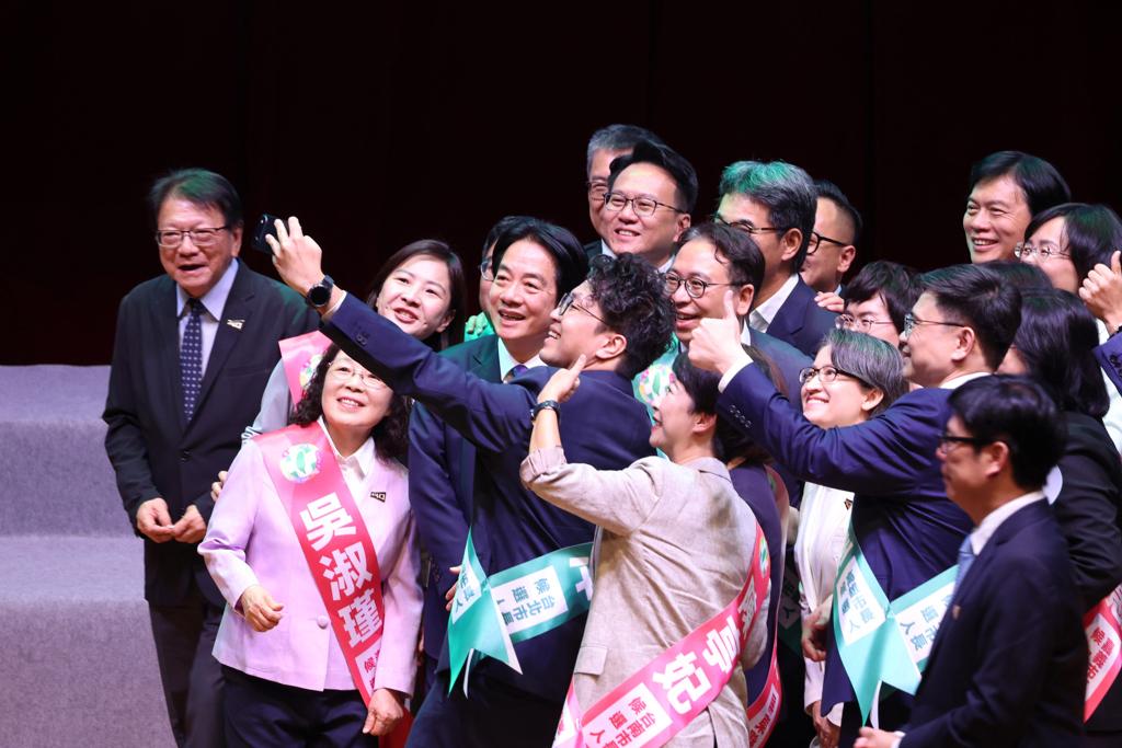 赖清德脸书还在拚选举 网友怒喷：真的够了 毒油到现在没处理
民进党19日召开全代