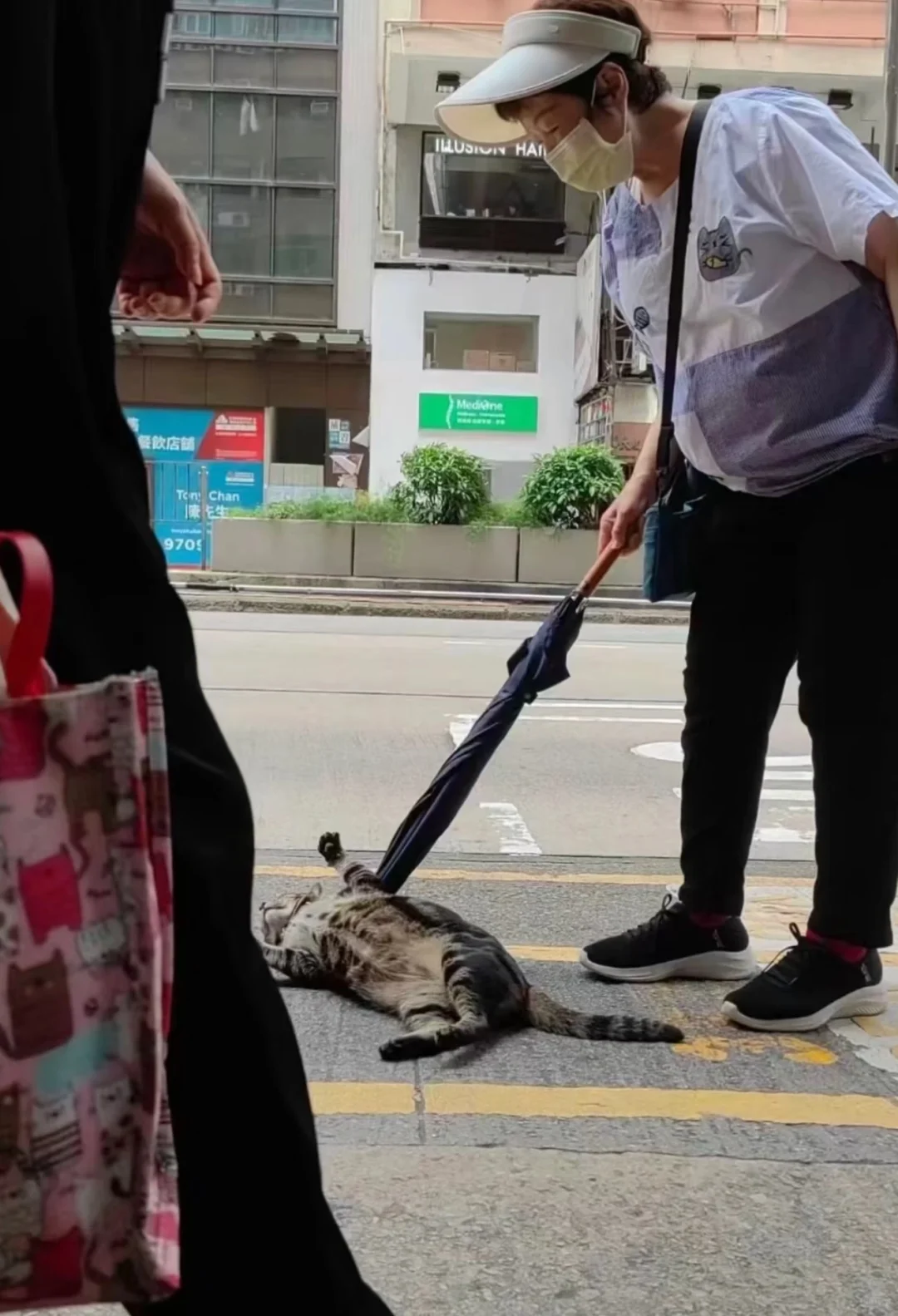 HK🇭🇰婆婆叫阻B返入舖頭，冇阻人排隊等巴士