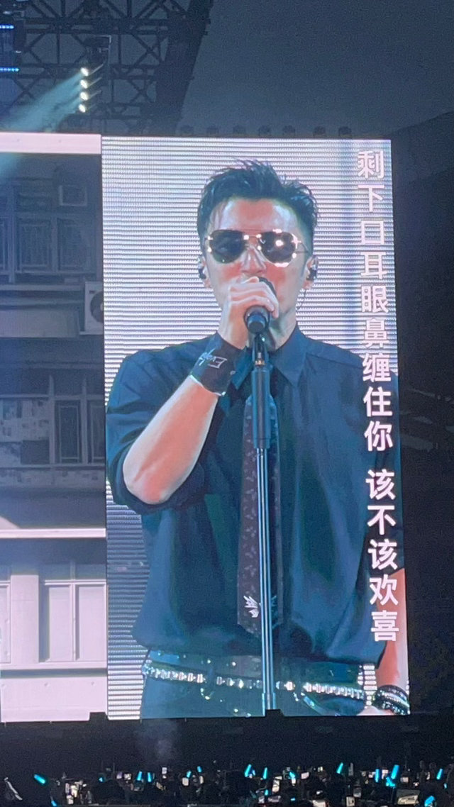 谢霆锋提醒粉丝灯牌举反了台上唱着唱着突然停下来，谢霆锋提醒粉丝灯牌举反了的那一刻