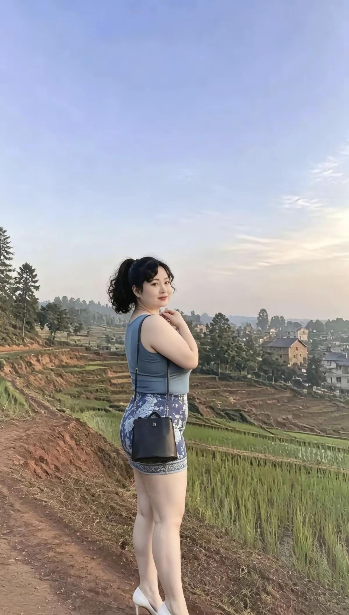 站在山丘上，看风景真美！