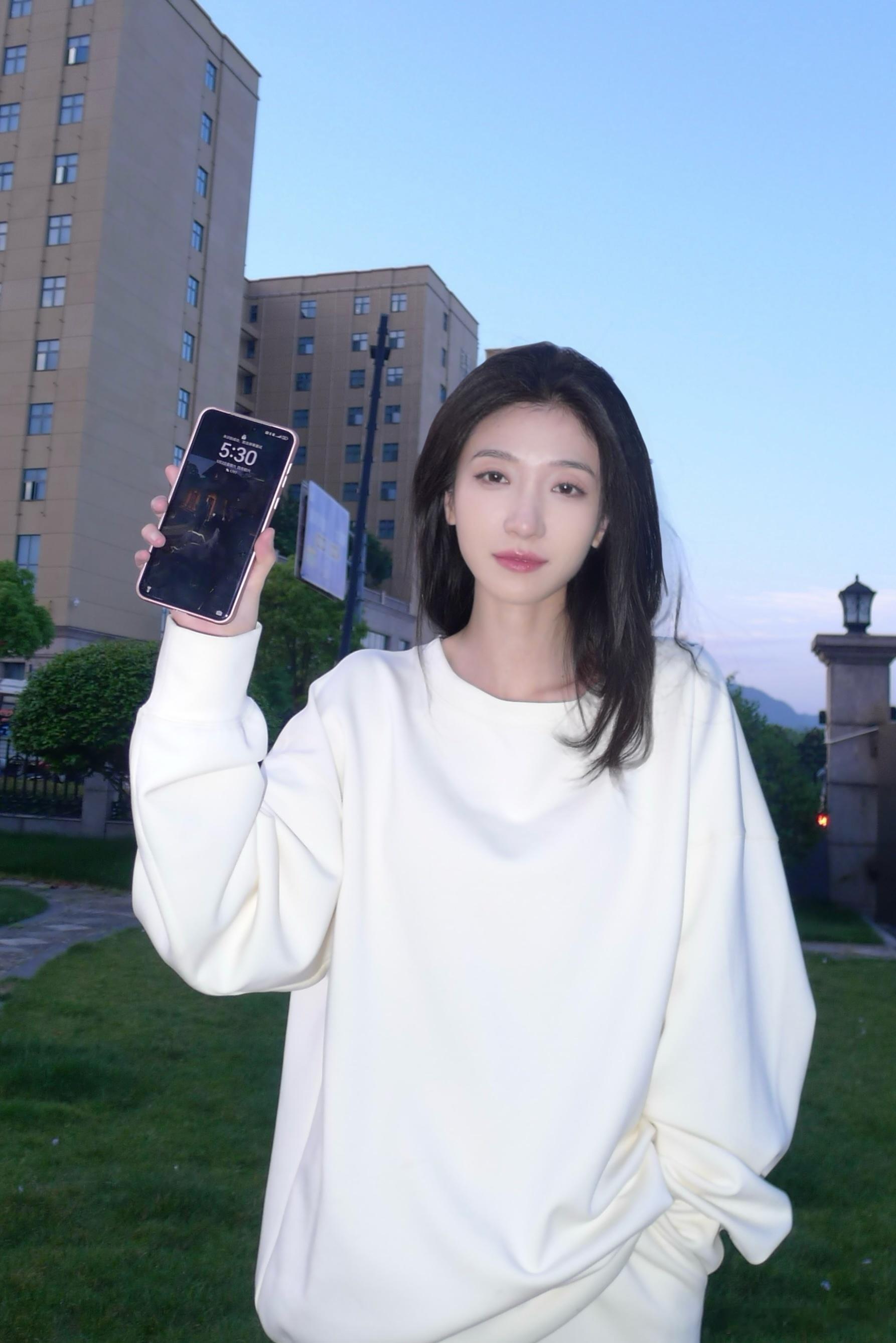 王格格[超话]今日收工女演员真的被剥夺了很多隐形的休息时间😭5点半收工，洗澡护