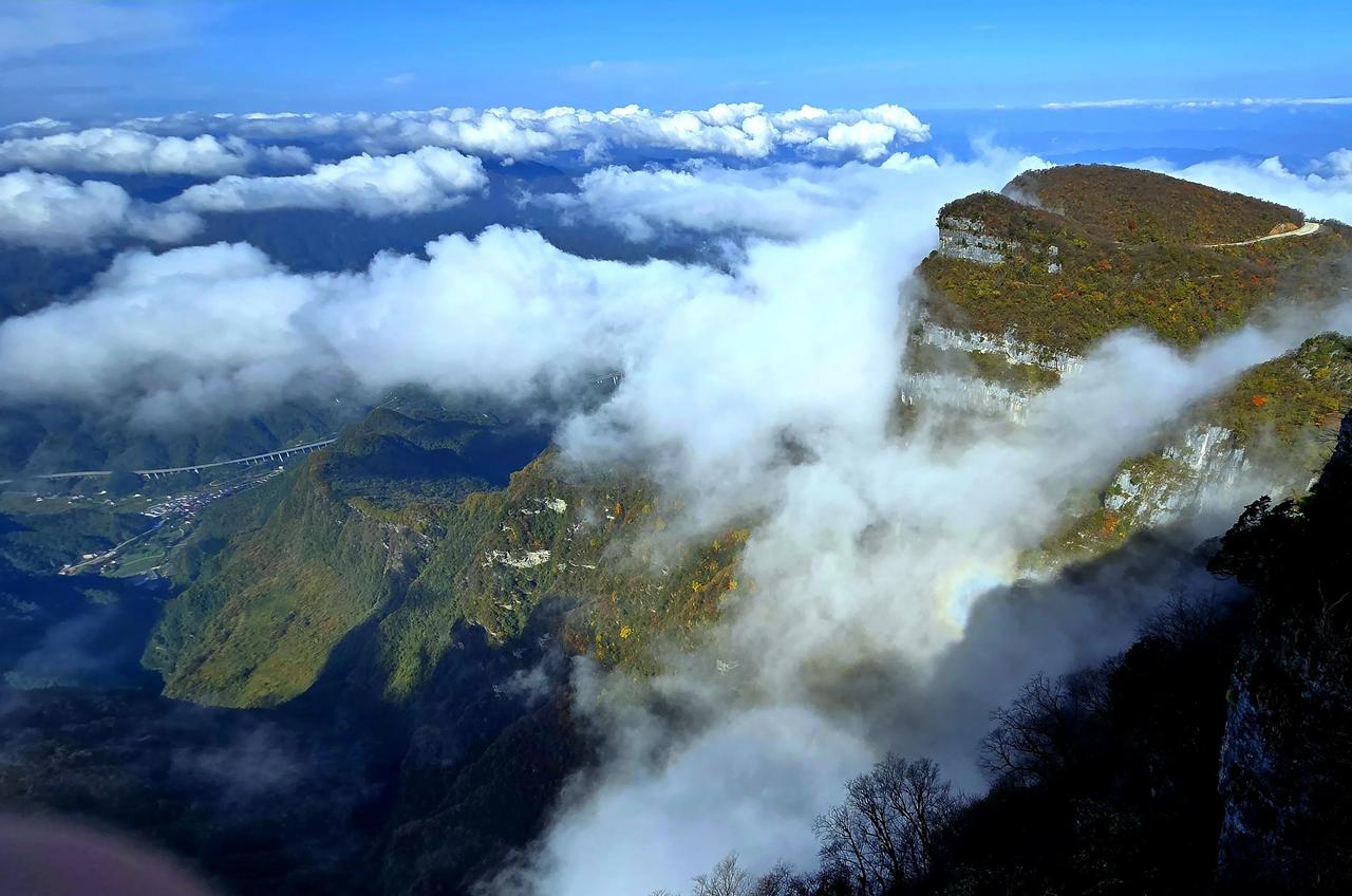 汉中龙头山，极具迷人魅力。山顶仿若龙头，烟雾氤氲，山林隐现其间，恰似一幅淡雅的中