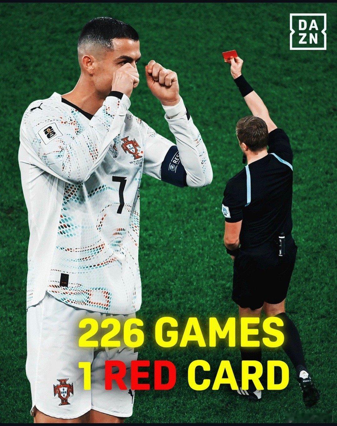 因为肘击，C罗在葡萄牙队国家队生涯中，首次吃到了红牌。被他肘击的是26岁的爱尔兰