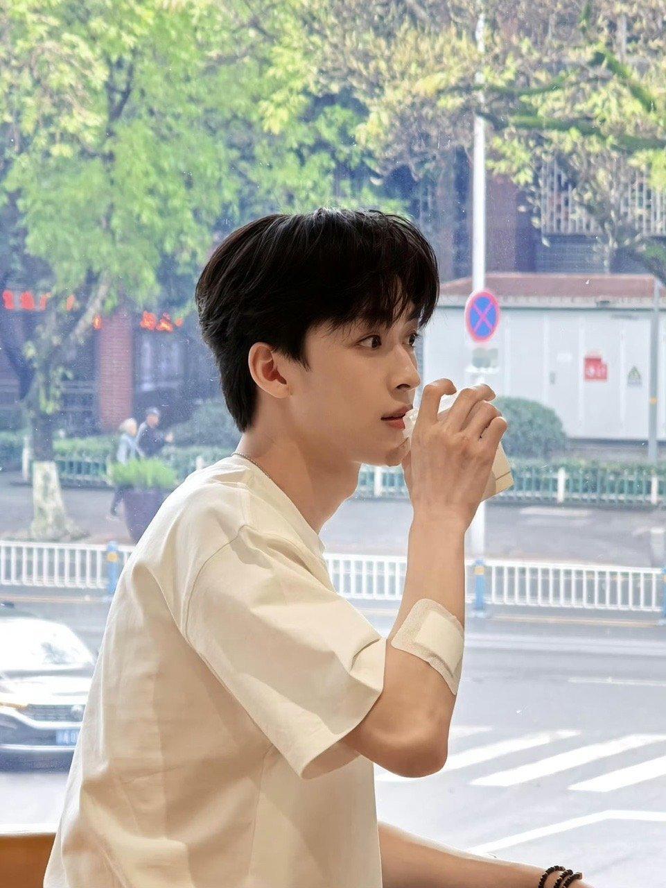 何洛洛线下私服何洛洛私服穿搭行走的穿搭范本上线！何洛洛私服低调又有质感，简约版型