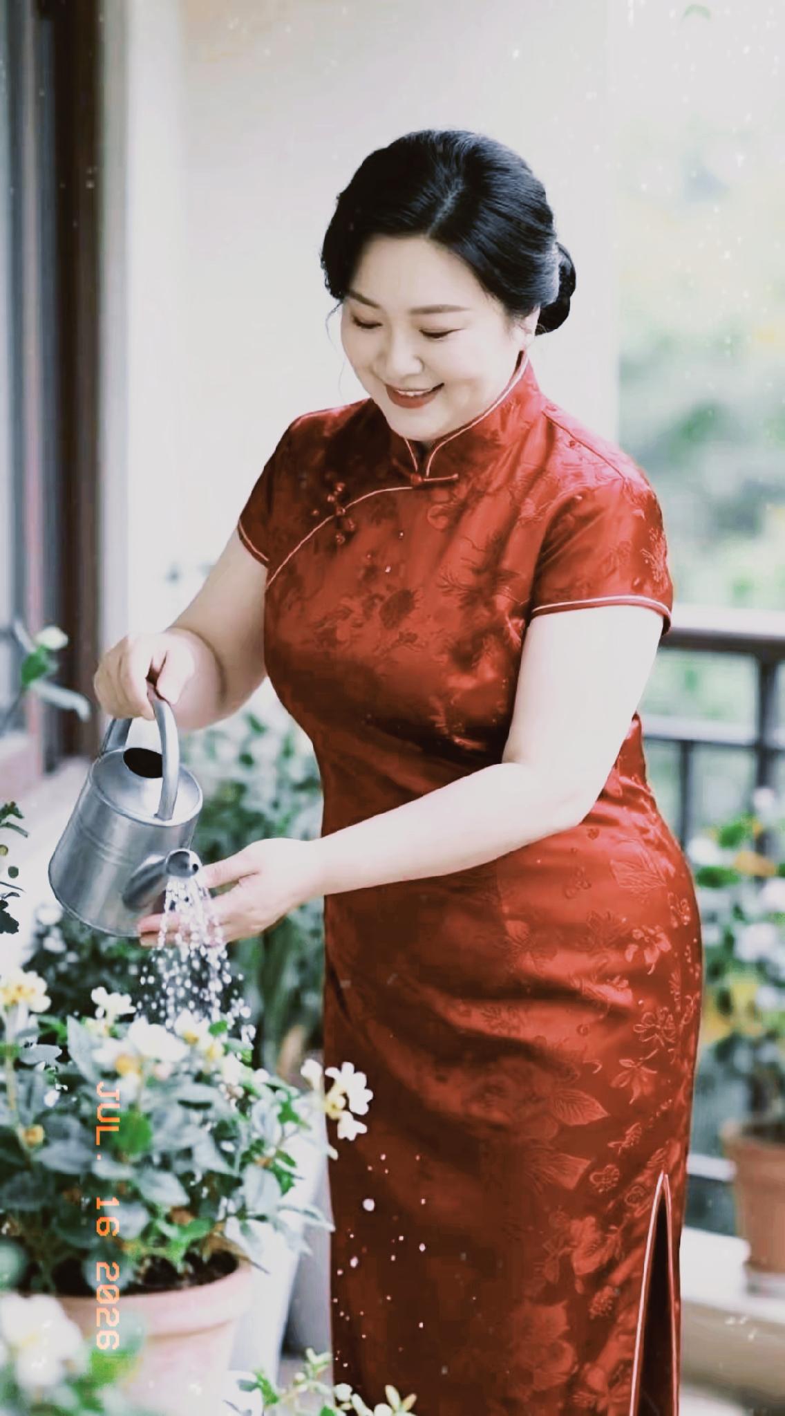一首通俗小诗借着浇花这件小事道出生活哲理，不少朋友看到前三句，顺势接出“浇的少了
