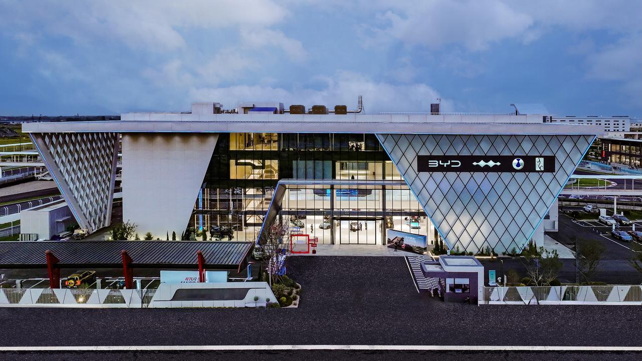 8月14日，比亚迪郑州全地形赛车场正式开业。作为国内首批新能源汽车专属全地形赛车