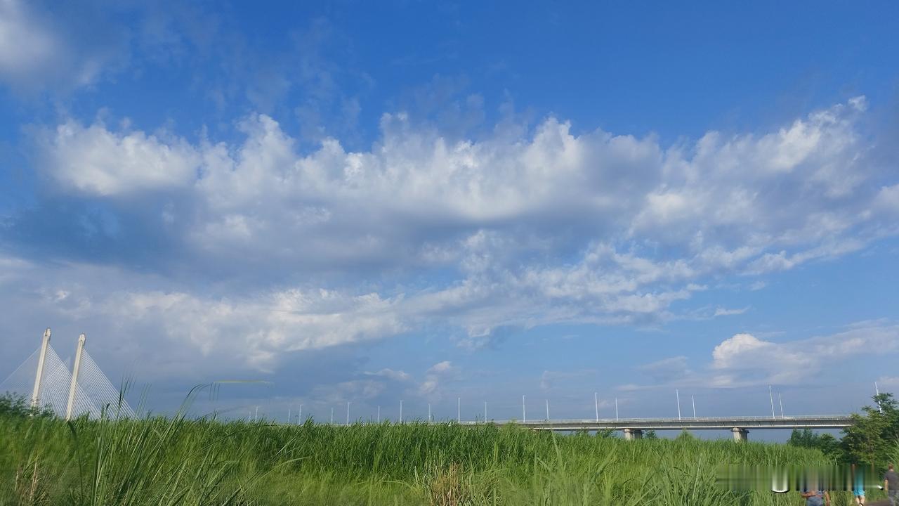2026年7月12日，早上九点二十五分，襄阳依然晴好，蓝天，白云。暂无风。