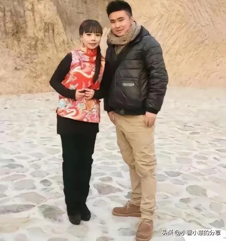 名利似纸张张薄，
我生如流日日新。
横批：《似纸如流》