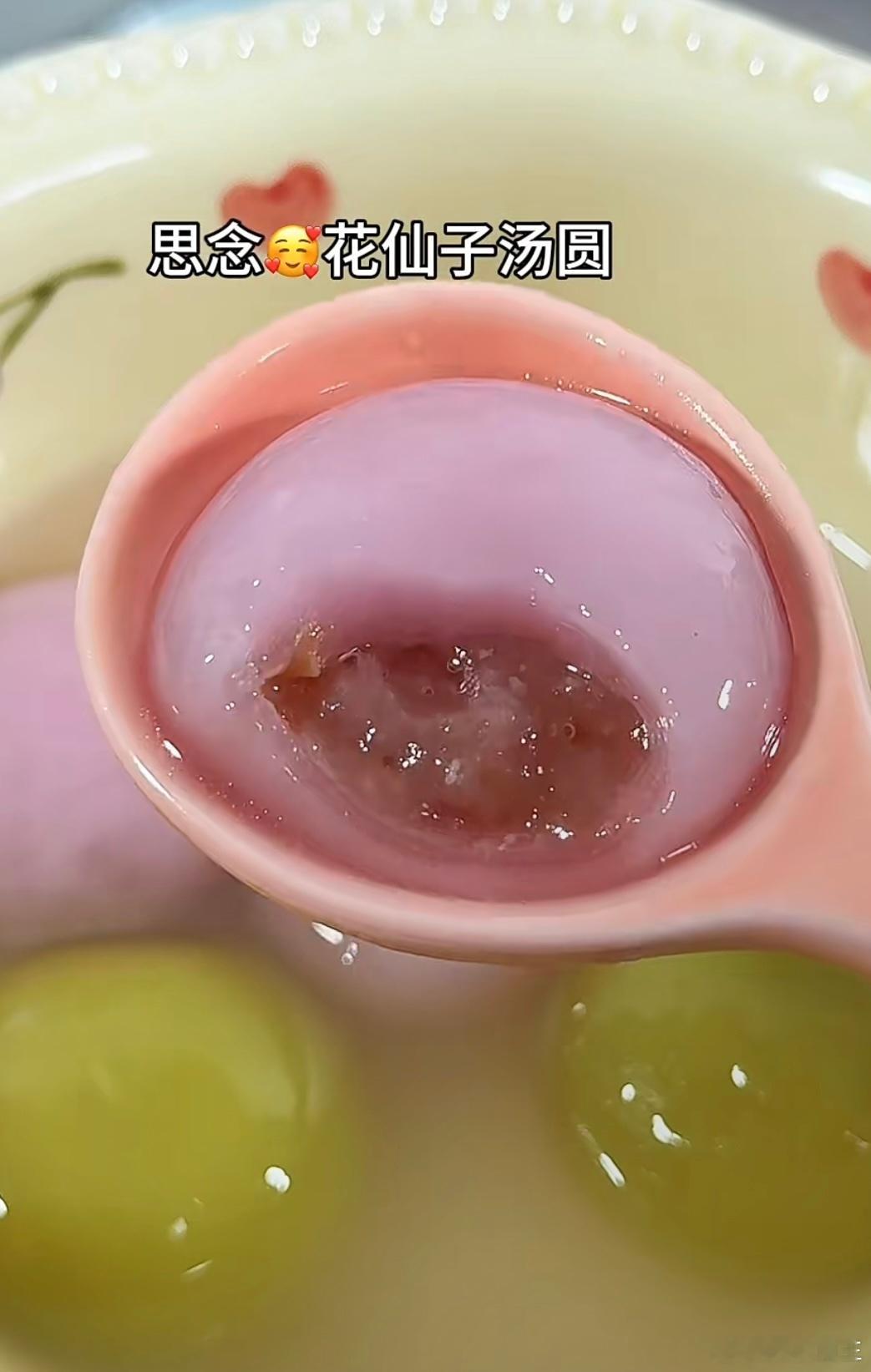 这款思念和赞萌露比联名的汤圆，真的太可爱了！包装上印着萌趣的露比，粉嫩设计让人一