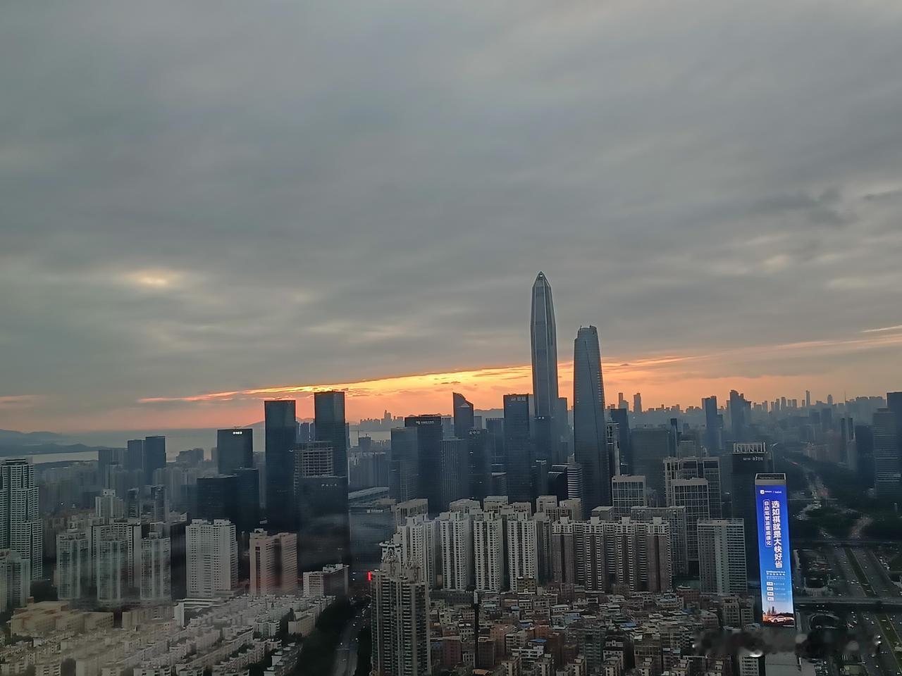 下班前看看窗外
或许晚霞已满天