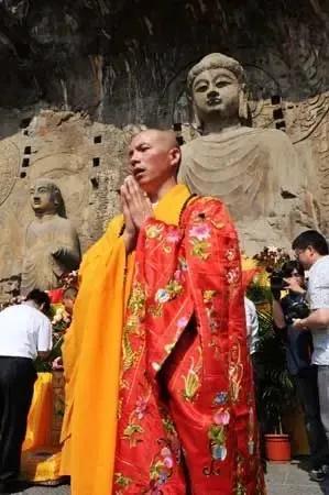 少林寺新掌门：是“烫手山芋”还是“清泉新章”？
家人们，娱乐圈和宗教圈的瓜那可是