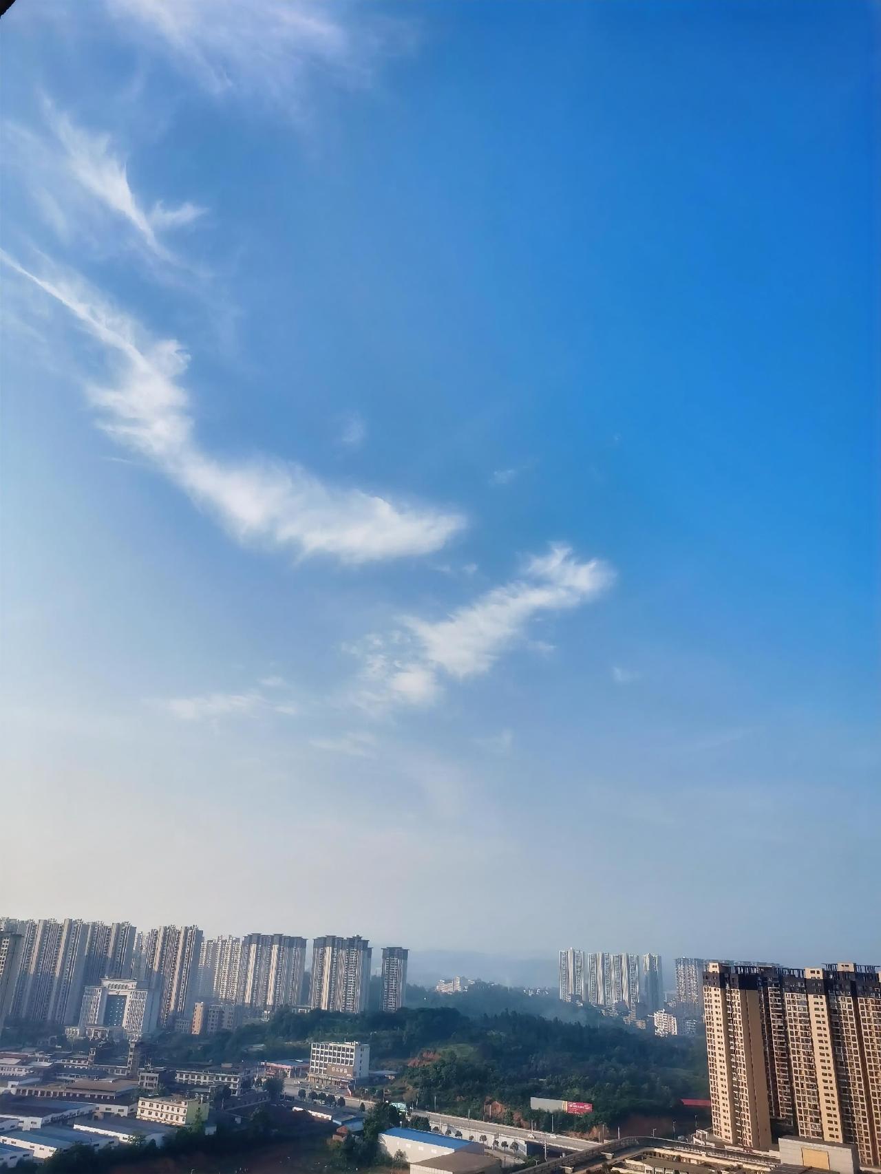 端午节前夕还好，温度保持25度左右，在室内还不需要开空调，室外肯定不行，虽不是高