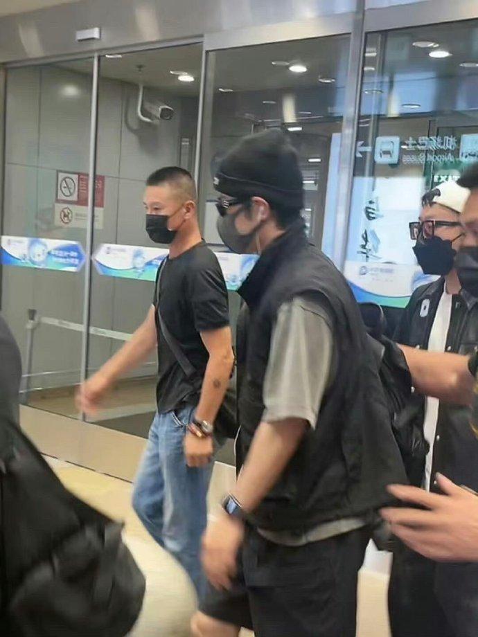 #马赛机场偶遇肖战# 肖战达到北京机场路透！ 结束异国恋喽[哈哈] ​​​