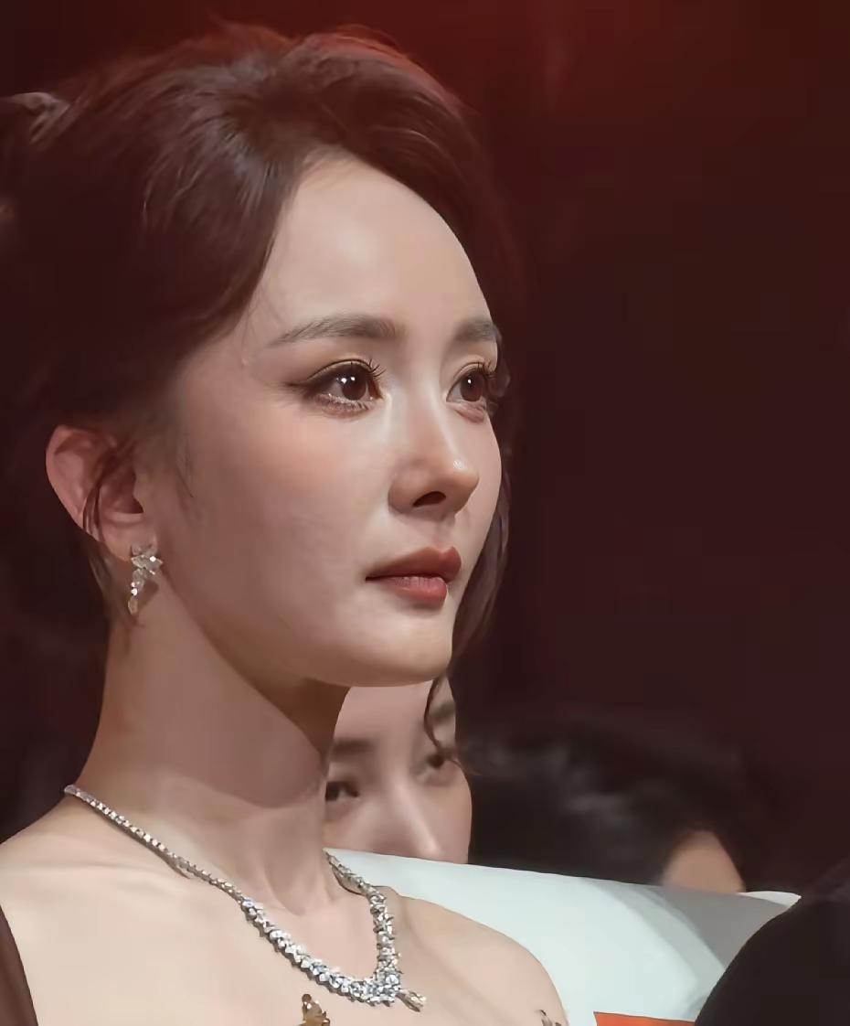 感觉杨幂都要哭了。
 
童星出道的她，长红了几十年。
 
马上就要40岁了，国民
