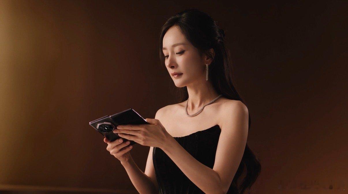 杨幂沉浸式ASMR开箱已循环观看杨幂ASMR开箱 镜头里的杨幂安安静静，却把开箱